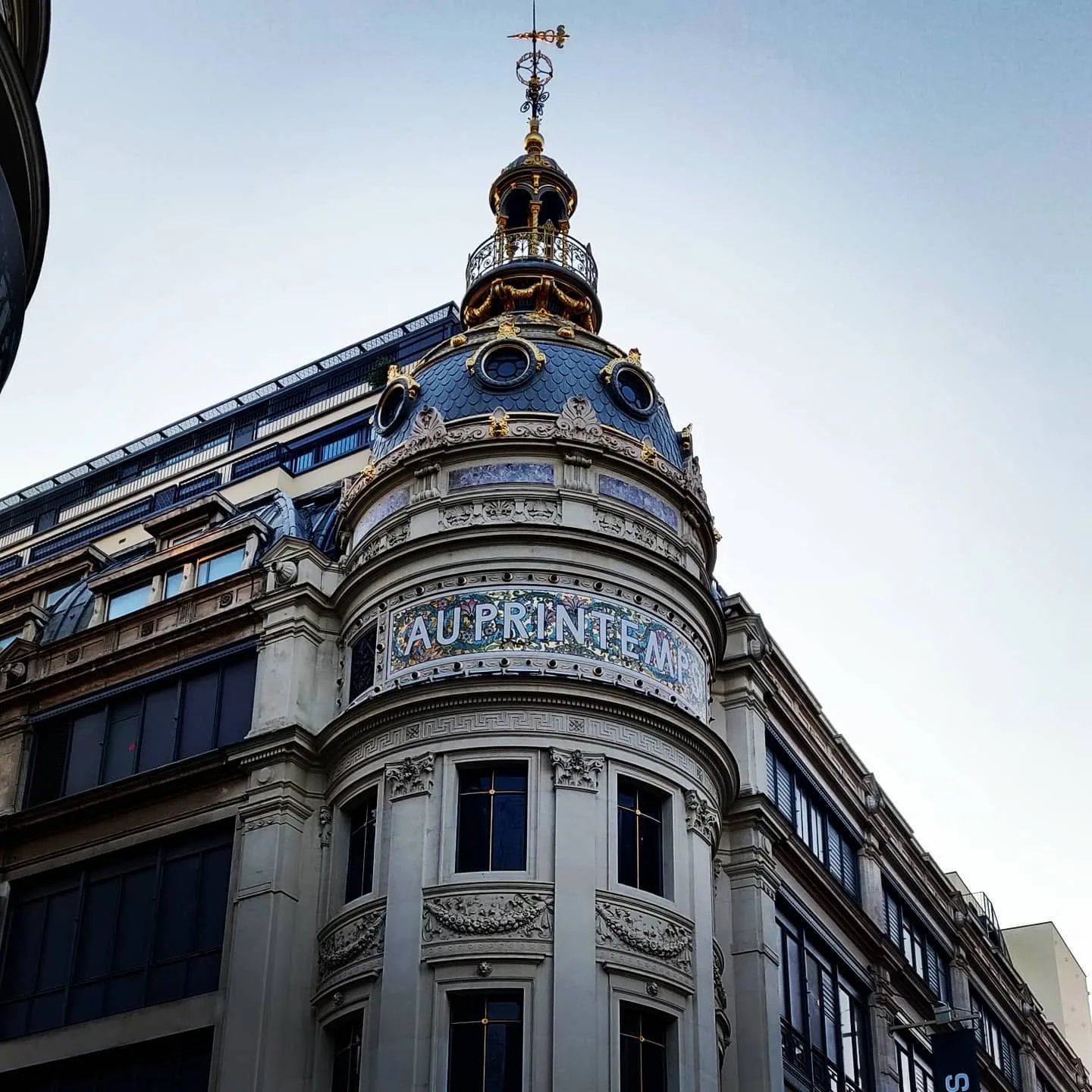 Toiture parisienne au lever du jour, dôme doré du Printemps