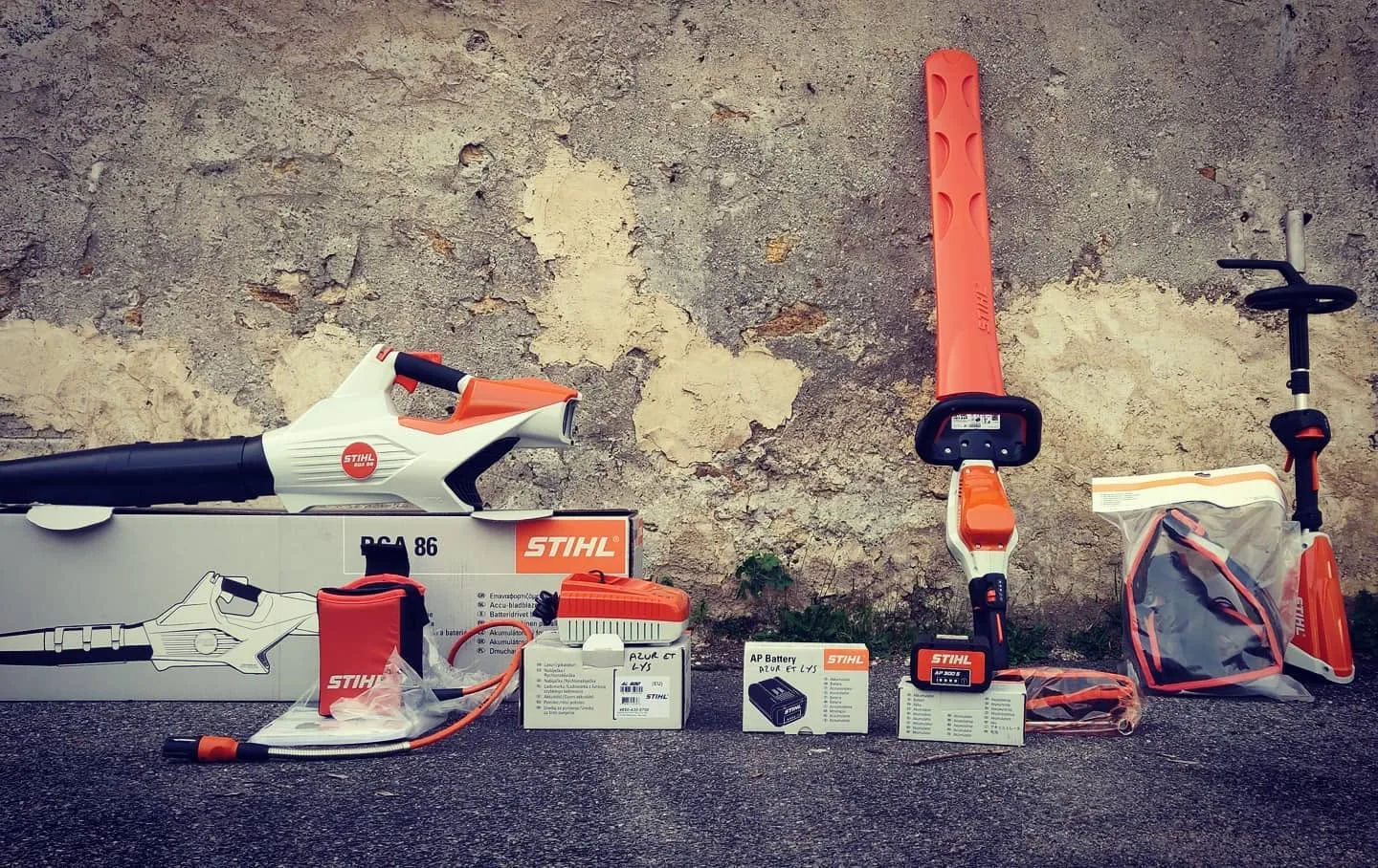 Le matériel professionnel à batterie d'Azur & Lys, aligné contre un mur ancien